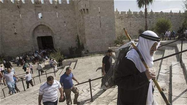 Un palestino camina en dirección a la mezquita Al Aqsa EFE.