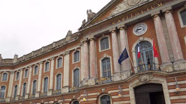 Entrada del capitolio de Toulouse, ubicado en uno de los márgenes de la plaza central.