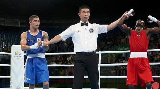 Martínez (der.) celebrando su paso a la semifinal del boxeo 49 kg en Río. Reuters