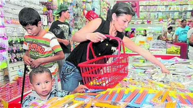 En los almacenes de cadena de Medellín ya se puede ver algunos padres de familia que madrugaron a buscar las ofertas para reducir gastos en las listas de útiles escolares. Guillermo Ossa / EL TIEMPO