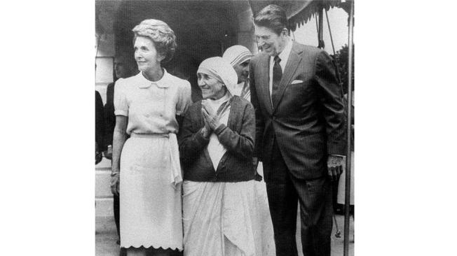 La madre Teresa de Calcuta en un encuentro con el expresidente estadounidense Ronald Reagan y su esposa, en 1979.