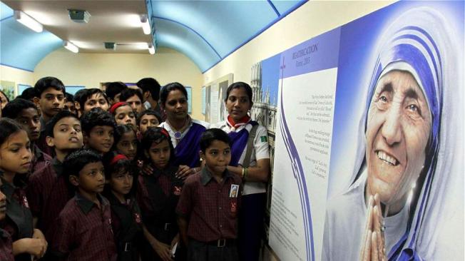 Nños en India contemplan la imagen de la madre Teresa. Sanjeev Gupta / EFE