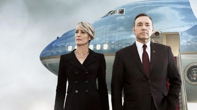 Robin Wright y Kevin Spacey son los dos actores que interpretan a la pareja que a punta de trampas y manejos oscuros llega a la Casa Blanca. La actuación de ambos es impecable.