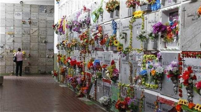 De diferentes maneras, las personas rinden tributo a sus seres queridos que fallecieron. Foto: Guillermo Ossa
