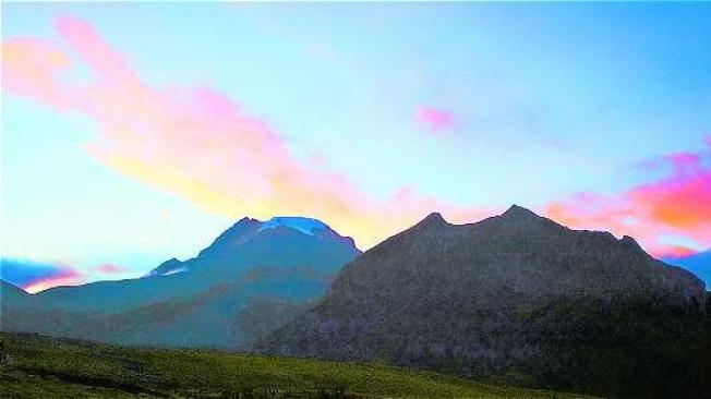Los amaneceres y atardeceres tiñen de radiantes colores el cielo que se combina con la belleza de las partes altas de la montaña donde cae nieve. Guillermo Ossa / ETCE