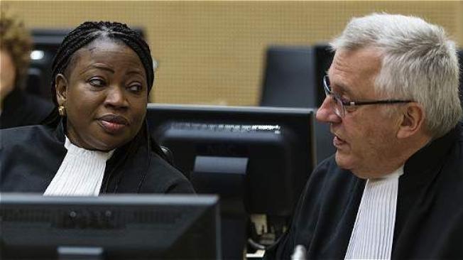 La fiscal de la Corte Penal Internacional Fatou Bensouda, y su vicefiscal James Stewart, respaldan el esquema de justicia diseñado para castigar a los autores de los delitos más graves del conflicto.