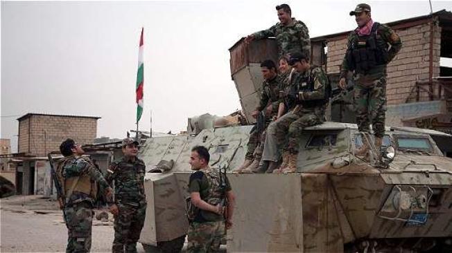 Fuerzas kurdas conocidas como los Peshmerga en el pueblo, recuperado del dominio del Estado Islámico, Bashiqa en Mosul. EFE