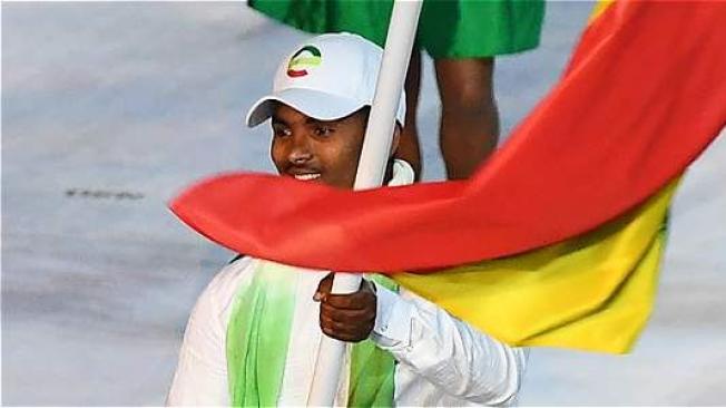 El nadador fue el abanderado de Etiopía. Hubo críticas por supuesto favoritismo, debido a que es hijo del presidente de la Federación de ese país. Franck Fife / AFP
