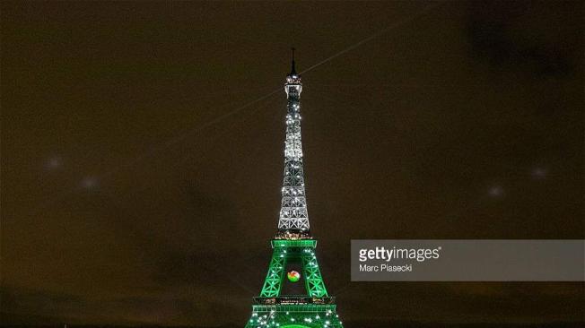 La Torre Eiffel iluminada de verde fue una foto originalmente captada por Marc Piasecki de Getty Images.