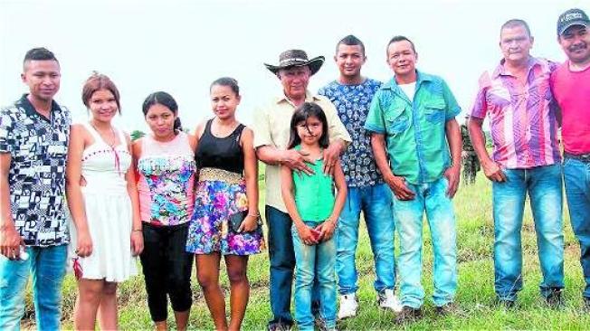 Elías Ventura Trejo Santos posa con algunos de sus hijos y nietos, en su finca en el predio El Tesoro. Le dieron el título de propiedad sobre las 22 hectáreas que la conforman.