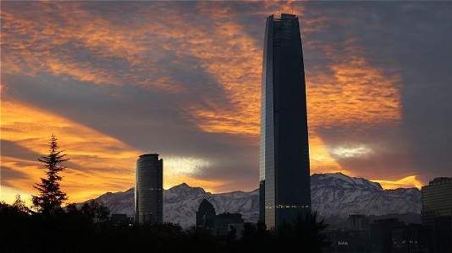 En Santiago, el sismo se sintió con mucha intensidad en los edificios de altura, pero no había alterado mayormente las actividades de la capital chilena.
