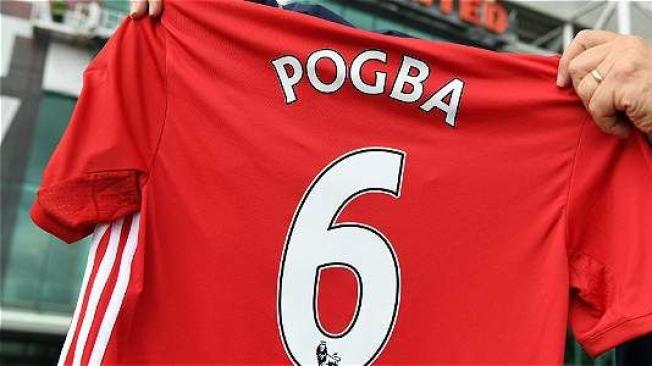 Fanáticos ya se han acercado a comprar la camiseta de Manchester United con el nombre de Pogba. Foto: Paul Ellis / AFP