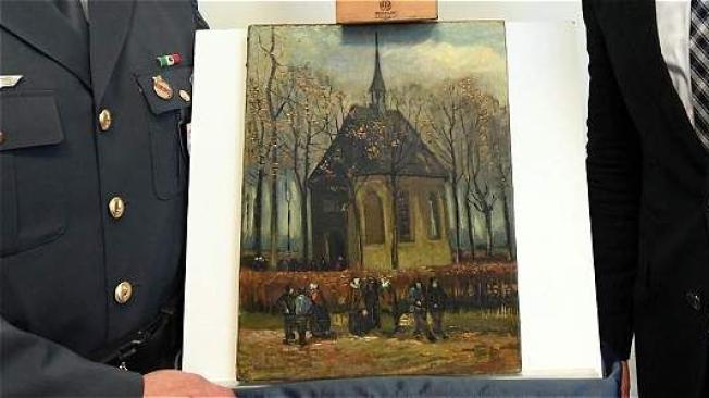 'Congregación saliendo de la iglesia reformada en Nuenen', fechada entre 1884 y 1885. EFE