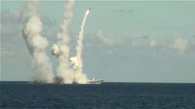 La fragata rusa "Almirante Grigoróvich" durante el lanzamiento de misiles contra objetivos en Siria. EFE