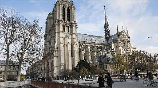 El vehículo fue hallado cerca a la Catedral de Notre Dame en la capital francesa.