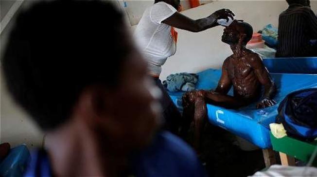 Un hombre que padece cólera recibe los cuidados de una enfermera en un hospital en Jeremie, región muy golpeada por Matthew.