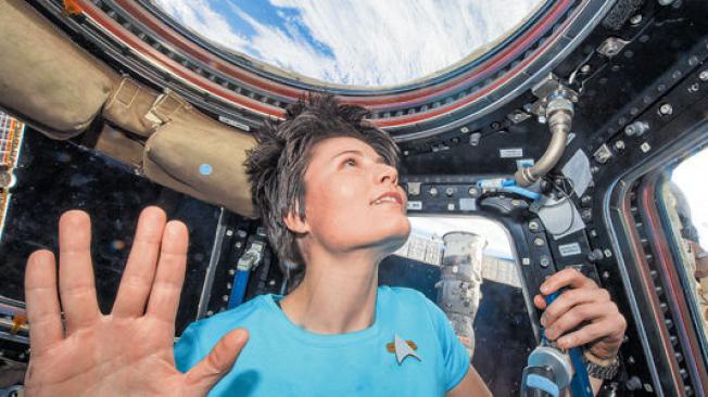 Con el "saludo vulcano" desde la Estación Espacial Internacional, la astronauta Samantha Cristoforetti homenajeó al actor Leonard Nimoy el día de su muerte.