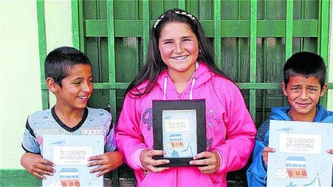 El lanzamiento del libro se hizo en la escuela de La Porquera. Allí se le entregó un libro a cada niño y a su familia. Foto: archivo particular