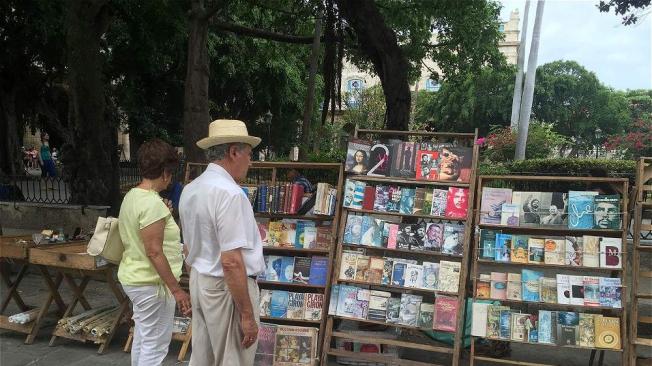 En la Plaza de Armas venden libros y revistas de colección.