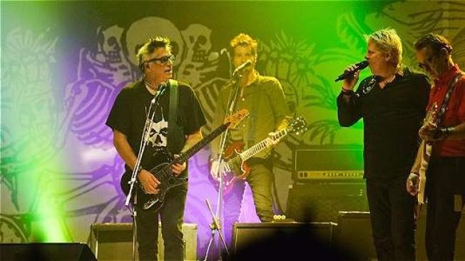 El guitarrista de Dead Kennedys, East Bay Ray, tocó una canción con The Offspring. Foto: Juan Diego Buitrago / EL TIEMPO.