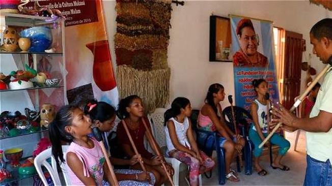 Niños de Malambo esperan a Menchú. Guillermo González/EL TIEMPO