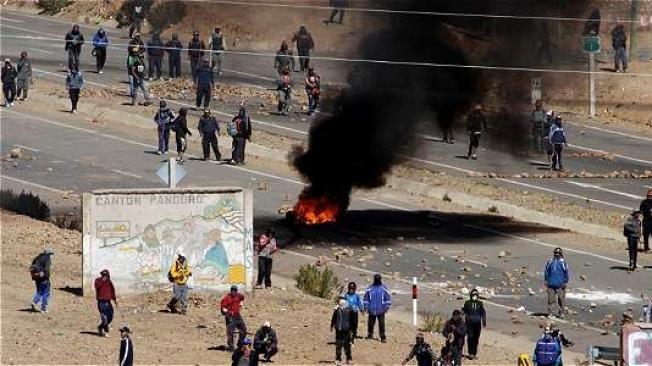 Los manifestantes bloquearon carreteras en distintos puntos del país. REUTERS.