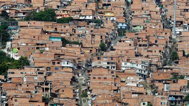 En octubre, un hombre asesinó con machete a cuatro personas en un barrio de la comuna 8 de Medellín después de que, al parecer, le reclamaron por arrojar basuras.