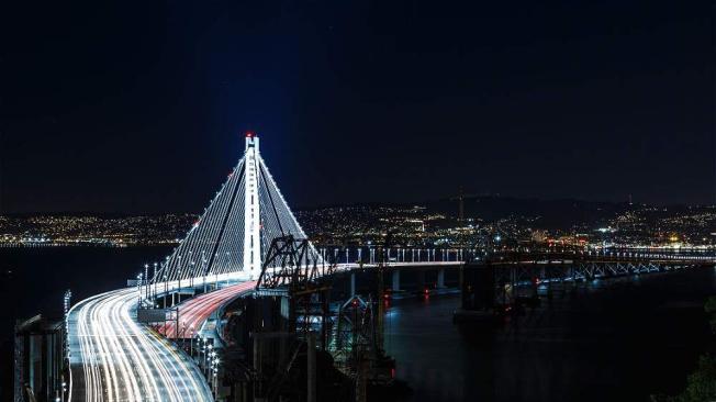 El puente Bahía de San Francisco-Oakland, en EE. UU., es la plataforma de acero más larga del mundo. Además, cuenta con cinco carriles en cada sentido para el tráfico de vehículos.