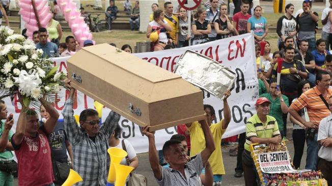 Durante la noche del martes y la jornada de ayer, comerciantes de la ciudad protestaron frente a las instalaciones de la Alcaldía de Bucaramanga.