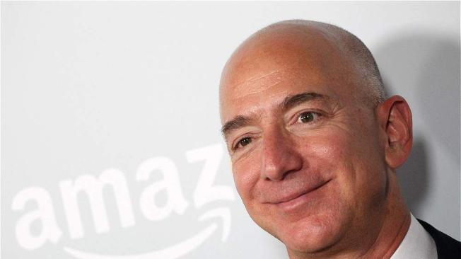 Jeff Bezos. El primer empleo del director ejecutivo de Amazon y máximo accionista del diario 'The Washington Post' fue en McDonald's. Hoy es el tercer hombre más rico del mundo.