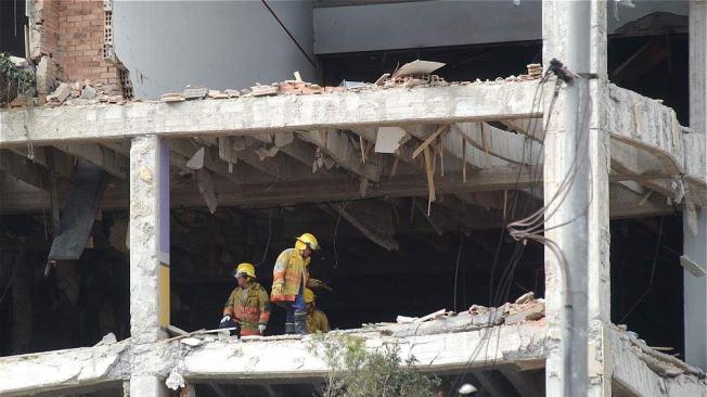 Los bomberos de Bogotá confirmaron que la explosión fue causada por explosivos implantados en el auto e ingresados en un auto registrado por un visitante.