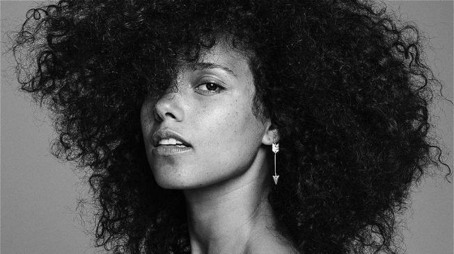 La cantante Alicia Keys ha optado por un 'look' natural y así lo ha demostrado con las fotos de su último disco.