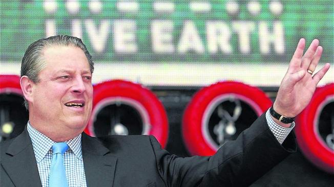 Al Gore, vicepresidente de EE. UU. en la era Bill Clinton, ganó el Nobel de paz por su activismo ecológico en 2007. Sus críticos decían que en sus actividades, la paz no es ni clara ni manifiesta.