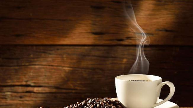 Verdad 1: Según un estudio de la Universidad de Texas, las personas que toman entre dos y tres tazas de café al día tienen menos probabilidades de que el pene se desgonce rápidamente.