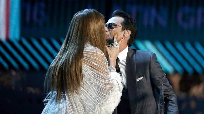 El mejor momento de la noche lo protagonizaron Jennifer Lopez y Marc Anthony quienes, luego de cantar a dúo 'Olvidame y pega la vuelta' de Pimpinela, se dieron un beso en el escenario.