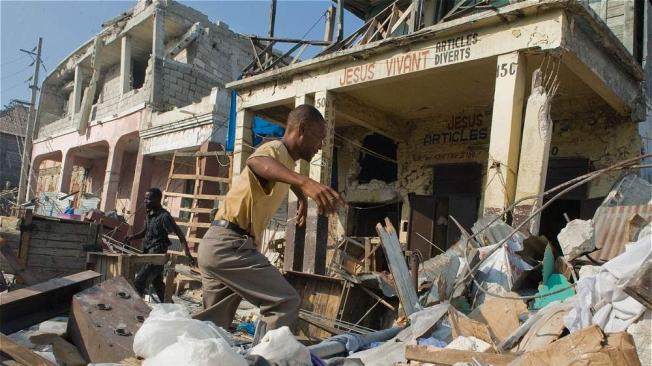 Haití (12 de junio del 2010). El terremoto de magnitud 7 ocurrido en Puerto Príncipe, capital de ese país, dejó más de 200 mil muertos y más de 1 millón de desplazados.