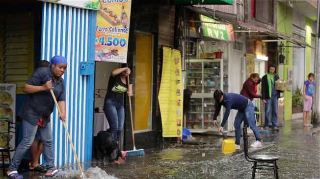 Incluso algunos locales comerciales sufrieron inundaciones. Para alivio de sus dueños, la lluvia no se postergó hasta la noche.
