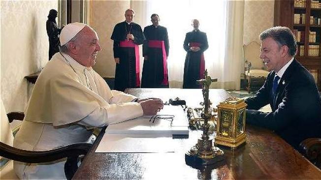 El presidente Santos y el papa Francisco ya sostuvieron un primer encuentro, en la mañana de este viernes.