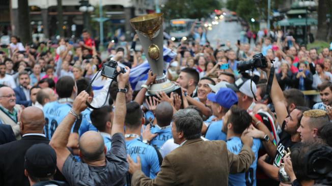 Una multitud recibió a los jovenes uruguayos tras su triunfo en Ecuador.