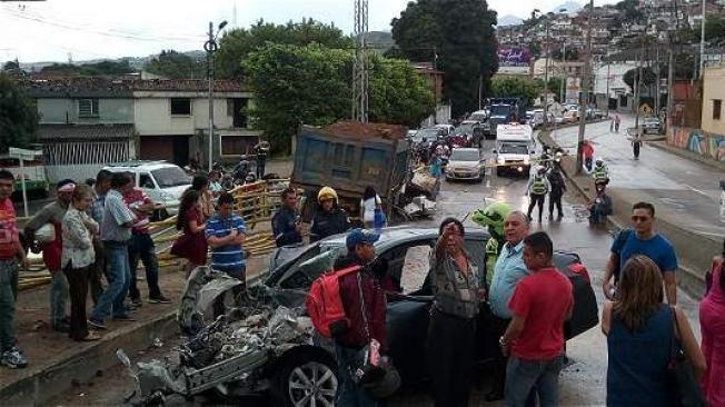 Una médica salió lesionada en el accidente de automóvil y volqueta en la avenida Circunvalar de Cali. Juan Bautista Díaz / EL TIEMPO