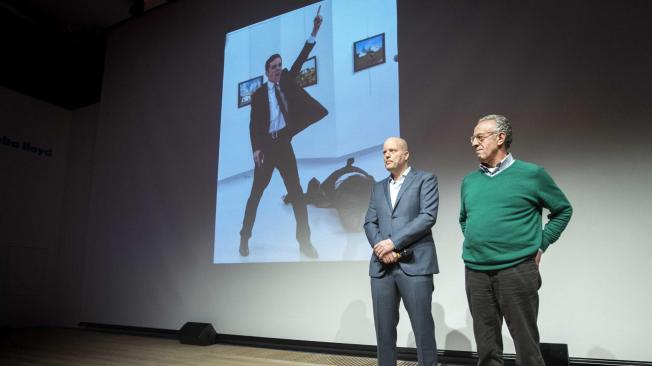 El ganador del World Press Photo of the Year, Burhan Ozbilici (d), y el director de la organización World Press Photo, Lars Boering, tras anunciar el ganador en Amsterdam (Holanda).