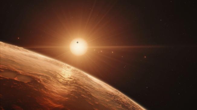 Impresión hipotética de la vista desde la superficie de uno de los planetas del sistema solar TRAPPIST-1.