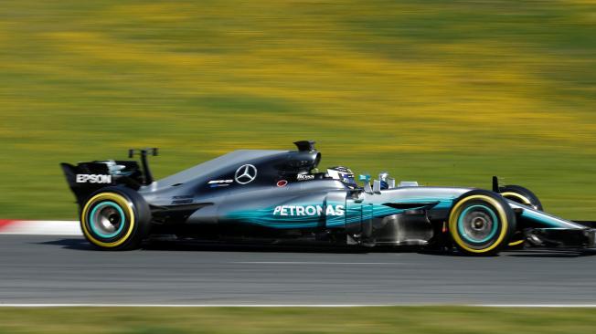 Valtteri Bottas 'voló' en su auto Mercedes durante la jornada de ensayos en Barcelona.