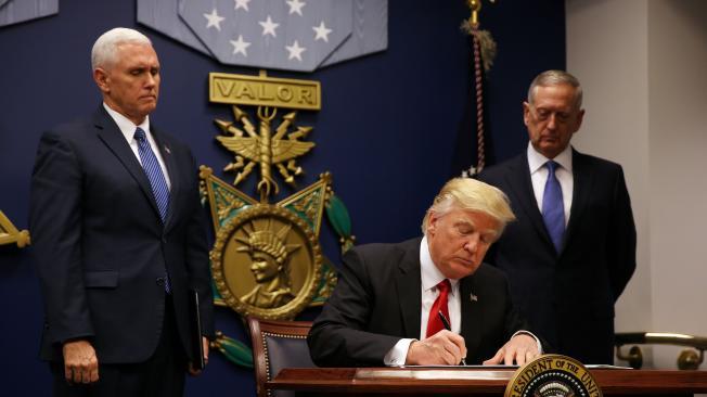 Donald Trump, presidente de Estados Unidos, firma el nuevo veto migratorio.