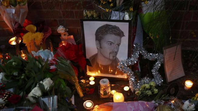 En silencio, decenas de admiradores de George Michael dejaron flores, velas y mensajes frente a su residencia, cuando se conoció la noticia de su muerte.