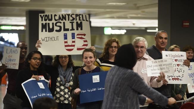 En varios aeropuertos, ciudadanos recibieron a musulmanes que llegaron a EE. UU. tras el primer veto de Trump.