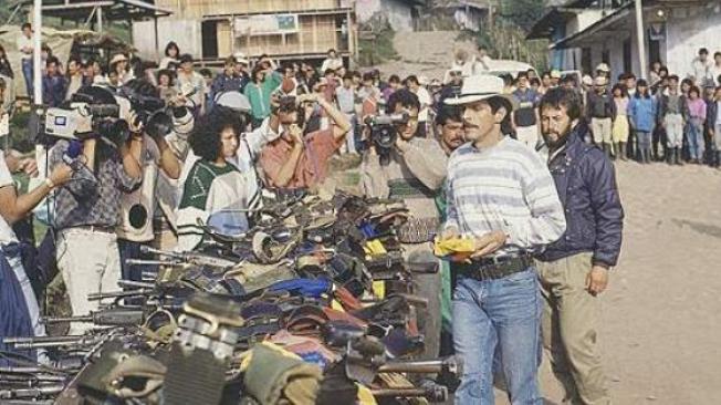Carlos Pizarro durante la entrega de armas del M-19.