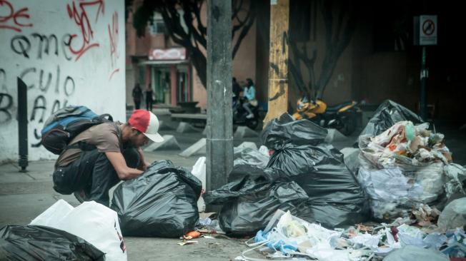 En Venezuela, el notorio aumento de personas que hurgan en las basuras ha sido cuantificado como una “estrategia de sobrevivencia” en varios estudios.