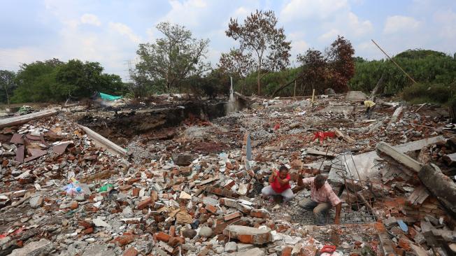 Muchas personas del sector consiguen el sustento diario en medio de los escombros de las casas derribadas.
