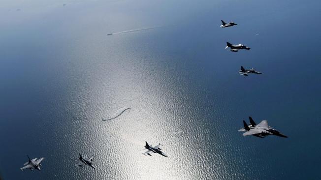 Aviones de combate surcoreanos, F-16, F-5, F-5, F-15K, F-5, F-4 y F- 16, vuelan en formación sobre el Mar Amarillo, en Corea del Sur.